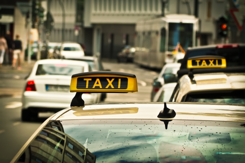 taxis-NEOULES-min_road-traffic-car-glass-driving-city-583084-pxhere.com