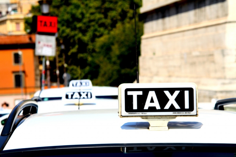 taxis-NEOULES-min_taxi_auto_rome_road_white-1051610